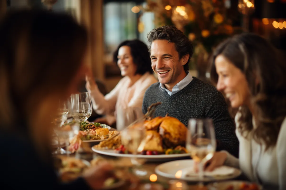 Grupo de amigos a celebrar num restaurante acolhedor